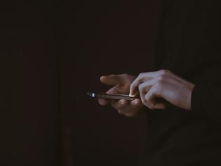 Φωτογραφία για ΤΟ ΠΡΩΤΟ ΚΙΝΗΤΟ ΠΟΥ ΑΝΑΓΝΩΡΙΖΕΙ ΨΕΥΤΙΚΕΣ ΚΛΗΣΕΙΣ ΓΙΑ ΤΗΛΕΦΩΝΙΚΕΣ ΑΠΑΤΕΣ ΜΕ Α.Ι.