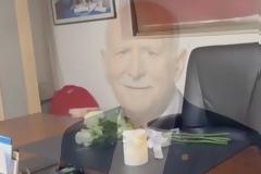 Ο τελευταίος αποχαιρετισμός στο γραφείο του Γιώργου Παπαδάκη στον ΑΝΤ1: Λουλούδια και αναμμένο κερί στη μνήμη του