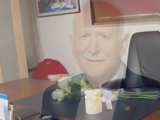 Φωτογραφία για Ο τελευταίος αποχαιρετισμός στο γραφείο του Γιώργου Παπαδάκη στον ΑΝΤ1: Λουλούδια και αναμμένο κερί στη μνήμη του