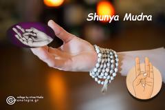 Shunya Mudra, η που mudra βοηθά στη δημιουργία ενός νοητικού και σωματικού περιβάλλοντος ανοιχτωσιάς και ευρυχωρίας.