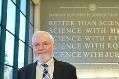 Πέθανε ο κορυφαίος επιστήμονας William Foege