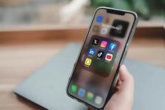 ΜΠΑΙΝΕΙ ΜΠΛΟΚΟ ΣΤΑ SOCIAL MEDIA ΓΙΑ ΑΝΗΛΙΚΟΥΣ ΣΤΗΝ ΕΛΛΑΔΑ