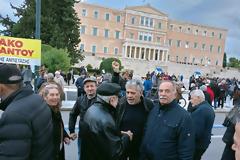 Οι Αγρότες με τα τρακτέρ στο Σύνταγμα - φωτο- βίντεο  MPAMPINH IN  6:32 Μ.Μ.  ΑΓΡΟΤΙΚΑ