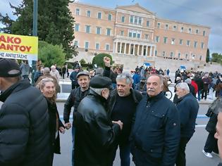 Φωτογραφία για Οι Αγρότες με τα τρακτέρ στο Σύνταγμα - φωτο- βίντεο  MPAMPINH IN  6:32 Μ.Μ.  ΑΓΡΟΤΙΚΑ