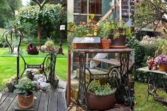 DIY Τραπέζια εξωτερικού χώρου από παλιές ραπτομηχανές