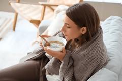 Γρίπη: Ποια είναι τα καλύτερα τρόφιμα για να την αντιμετωπίσετε και ποια σας επιβαρύνουν