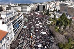 Live μετάδοση- Χιλιάδες κόσμου σε Αθήνα και Θεσσαλονίκη για τα Τέμπη