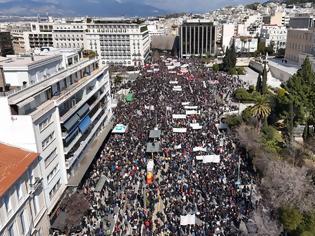 Φωτογραφία για Live μετάδοση- Χιλιάδες κόσμου σε Αθήνα και Θεσσαλονίκη για τα Τέμπη
