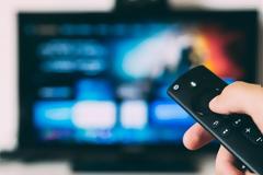 Η πολιτική σύγκρουση πατέρα και γιου γίνεται σειρά στη νέα μίνι παραγωγή “Debate”