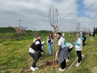 Φωτογραφία για Επιτυχημένη δράση δενδροφύτευσης της φαρμακαποθήκης Liafarm σε συνεργασία με τον Δήμο Θέρμης