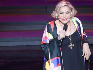 Φωτογραφία για Συγκίνηση στο τελευταίο «αντίο» στη Μαρινέλλα – Το ύστατο χαίρε σε μια θρυλική φωνή