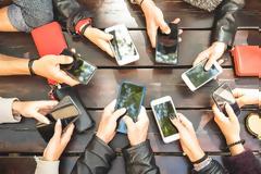 ΤΕΧΝΟΛΟΓΙΚΟ ΣΟΚ:  ΕΙΜΑΣΤΕ 7 ΩΡΕΣ online, 44 ΕΤΗ ΣΥΝΟΛΙΚΑ ΣΤΙΣ ΟΘΟΝΕΣ