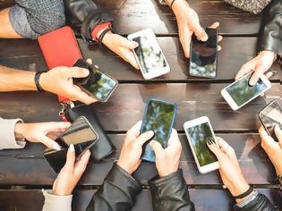 Φωτογραφία για ΤΕΧΝΟΛΟΓΙΚΟ ΣΟΚ:  ΕΙΜΑΣΤΕ 7 ΩΡΕΣ online, 44 ΕΤΗ ΣΥΝΟΛΙΚΑ ΣΤΙΣ ΟΘΟΝΕΣ