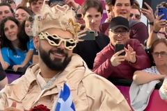Eurovision 2026: Ο Akylas στο εντυπωσιακό Τιρκουάζ Χαλί της Βιέννης