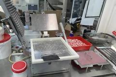 Φαρμακοποιός στο Χαλάνδρι είχε στήσει εργαστήριο ντόπινγκ και παράνομων χαπιών αδυνατίσματος, έκανε εξαγωγές σε 90 χώρες με τζίρο 1 εκατ. ευρώ