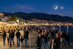 Ποιο είναι αυτό το λαμπρό αστέρι που βρίσκεται πάντα δίπλα στη Σελήνη;