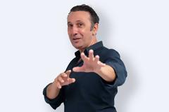 «Σπιλιάδες»: Ο Ρένος Χαραλαμπίδης επιστρέφει στη μυθοπλασία με κομβικό ρόλο στη νέα σειρά του ΑΝΤ1