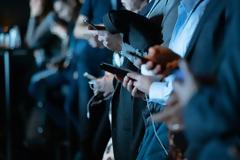 SOCIAL MEDIA: Η ΖΩΗ ΜΑΣ ΚΟΛΛΗΜΕΝΗ ΣΕ ΜΙΑ ΟΘΟΝΗ ΓΙΑ ΠΑΝΤΑ