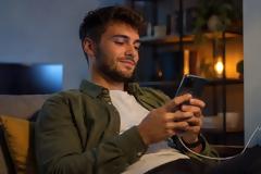 ΜΗΝ ΧΡΗΣΙΜΟΠΟΙΕΙΣ ΤΟ ΚΙΝΗΤΟ ΟΤΑΝ ΦΟΡΤΙΖΕΙ-TIPS ΓΙΑ ΒΕΛΤΙΣΤΗ ΜΠΑΤΑΡΙΑ