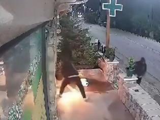 Φωτογραφία για Βλαχέρνα Αρκαδίας: Εμπρηστική επίθεση σε φαρμακείο - Βίντεο-ντοκουμέντο με τις κινήσεις των δραστών