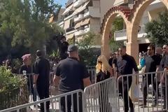 Η Πάολα στη Νίκαια για το τελευταίο αντίο στον Γιώργο Μαζωνάκη