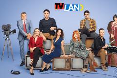 «TV Land»: Όλα όσα πρέπει να ξέρετε για τη νέα κωμική σειρά της ΕΡΤ πριν από την πρεμιέρα της