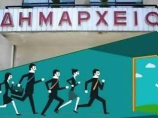 Φωτογραφία για 50.000 συμβασιούχοι σε αναμονή: Πώς η κυβέρνηση σχεδιάζει να ξεπεράσει το Σύνταγμα μέσω ΑΣΕΠ