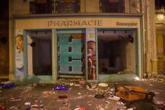 Γαλλία: Στο έλεος των λεηλασιών και τα φαρμακεία – Εικόνες καταστροφής από Παρίσι και Λυών