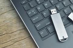 ΔΙΑΧΕΙΡΙΣΤΕΙΤΕ ΚΑΙ ΞΕΚΛΕΙΔΩΣΤΕ  USB sticks ΣΤΣ Windows ΜΕ ΕΝΤΟΛΕΣ CMD