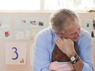 Φωτογραφία για VIDEO: Η φωτογραφία του Μπους με το παιδί που κάνει το γύρο του κόσμου