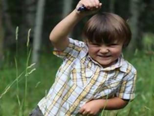 Φωτογραφία για Ταφόπλακα καταπλάκωσε 4χρονο αγοράκι