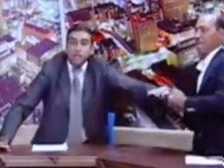 Φωτογραφία για VIDEO: Βουλευτής έβγαλε όπλο κατά την διάρκεια τηλεοπτικής συζήτησης