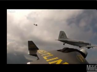 Φωτογραφία για VIDEO: Ο ιπτάμενος άνθρωπος,πετά σε σχηματισμό με αεροσκάφος