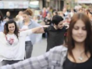 Φωτογραφία για VIDEO:Έλληνες φοιτητές χορεύουν Ζορμπά στο Λονδίνο!