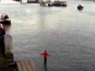Φωτογραφία για O μάγος του Τάμεση - 29χρονος περπατάει στο νερό! [Video]