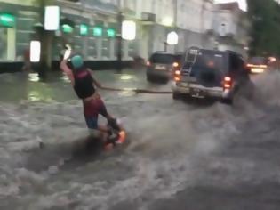 Φωτογραφία για Οι Ρώσοι το διασκεδάζουν με τις πλημμύρες [video]