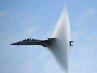 Φωτογραφία για Μοναδικές εικόνες από πολεμικά αεροσκάφη τη στιγμή που σπάνε το φράγμα του ήχου...