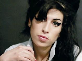 Φωτογραφία για Επικοινωνία με την Amy Winehouse υποστηρίζει πως έχει ο πατέρας της