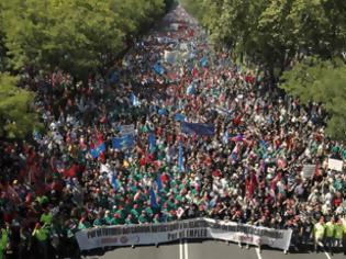 Φωτογραφία για Ισπανία: Έριξαν στο ψαχνό κατά διαδηλωτών με πλαστικές σφαίρες οι αστυνομικοί [ΒΙΝΤΕΟ]