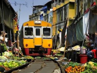 Φωτογραφία για Έχετε δει ποτέ τρένο να περνάει μέσα από... λαϊκή αγορά; (video)