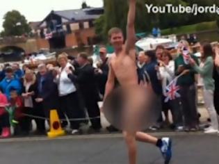 Φωτογραφία για Πέταξε τα ρούχα του και έτρεχε γυμνός με την Ολυμπιακή Φλόγα