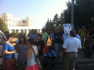 Φωτογραφία για Έξω από το ΙΤΕ, διαδηλώνουν κατά του Φούχτελ που όμως δεν είναι εκεί!