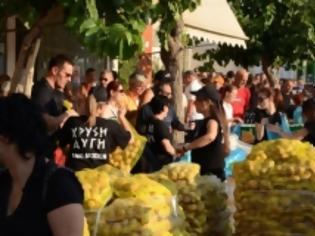 Φωτογραφία για VIDEO: Η Χρυσή Αυγή μοίρασε τρόφιμα... αυστηρά και μόνο σε Έλληνες!