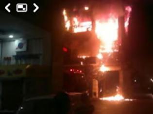 Φωτογραφία για ΕΚΤΑΚΤΟ Πάτρα: Μεγάλη φωτιά κατέκαψε τα φροντιστήρια ΟΡΜΗ, ΠΑΛΛΑΔΙΟ και ΣΥΝΟΛΟ - Δύο εγκλωβισμένοι στην ταράτσα