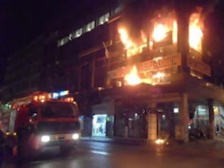Φωτογραφία για Πάτρα: Στις φλόγες πολυώροφο κτίριο στο κέντρο της πόλης [video]