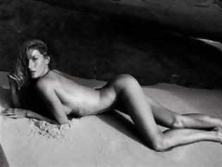 Φωτογραφία για ΔΕΙΤΕ: Γυμνή στην άμμο η Gisele