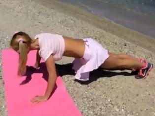Φωτογραφία για ΒΙΝΤΕΟ: Τσέχα γυμνάστρια «ιδρώνει» σε παραλία της Χαλκιδικής!