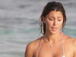 Φωτογραφία για Belen Rodriguez... αποκαλυπτικότατα ακροβατικά στην παραλία, κόβουν την ανάσα!