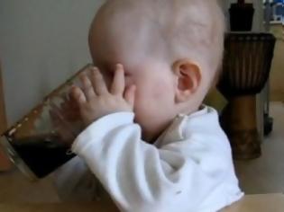 Φωτογραφία για Επτά μηνών κοριτσάκι πίνει το αναψυκτικό του! [VIDEO]
