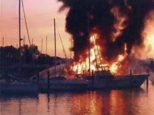 Φωτογραφία για Καίγεται σκάφος στο Πόρτο Χέλι